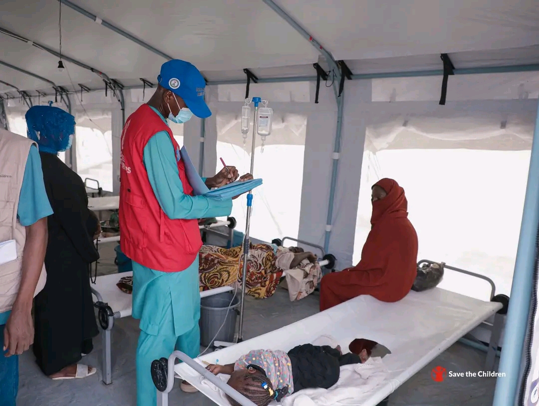 Volunteer health worker in Konduga assists cholera patients. Photo credit: MSF.