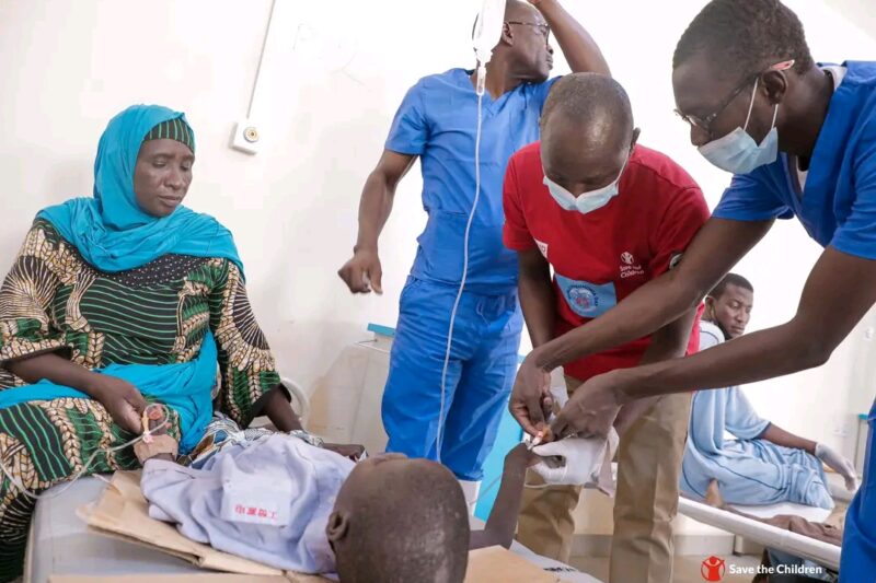 Health workers treat a cholera patient. Photo credit: MSF.