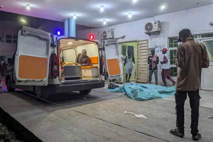 Victimes de l'attentat de Maiduguri transportées d'urgence à l'hôpital en ambulance